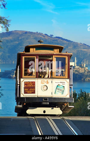 Cable car en descendant la colline raide avec San Francisco Bay à l'arrière-plan San Francisco California USA Banque D'Images