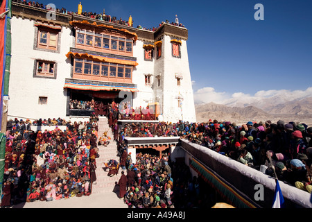 Inde Ladakh Leh Valley festival Spitok Gompa danseurs entrant dans la cour du monastère Banque D'Images