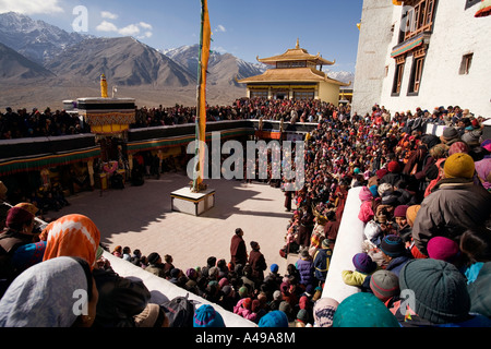 Inde Ladakh Leh Valley festival Spitok Gompa personnes encombré autour de la cour intérieure du monastère Banque D'Images
