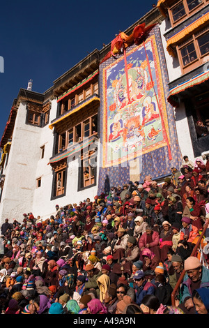 Inde Ladakh Leh Valley festival Spitok Gompa Ci-dessous la foule thangka dévoilé Banque D'Images