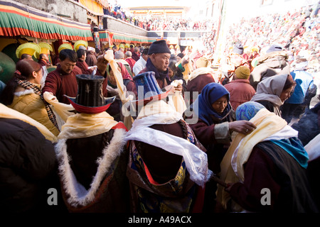 Inde Ladakh Leh Valley festival Spitok Gompa présentant des moines à l'honneur les femmes du kata Banque D'Images