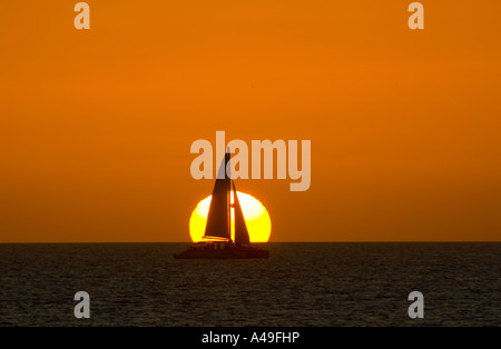 USA Florida Keys voilier silouetted au coucher du soleil Banque D'Images