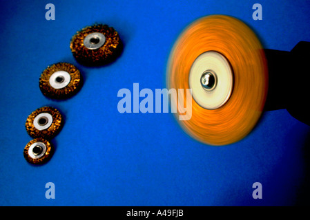 Brosse métallique tournant sur la perceuse électrique Banque D'Images
