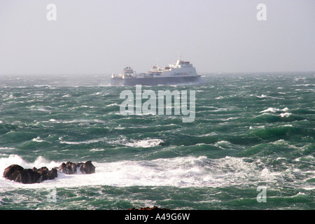 Un ferry dans la Manche au cours d'une violente tempête Banque D'Images