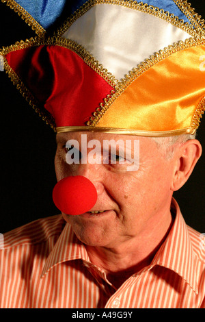 Un homme âgé portant un chapeau et des faux nez Banque D'Images