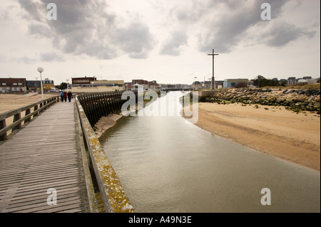 Entrée au port de Courseulles-sur-mer Normandie France Banque D'Images