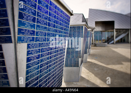 Centre Juno Beach, Musée canadien de la seconde Guerre mondiale, Courseulles sur mer, Normandie, France, plaques commémoratives du jour J avec les noms des morts. Banque D'Images