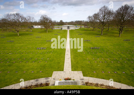 Vue depuis le tumulus central au cimetière militaire allemand à la Cambe Normandie France Banque D'Images