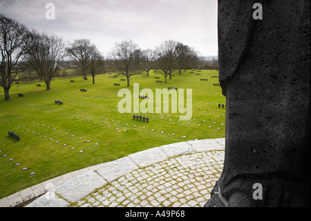 Vue depuis le tumulus central au cimetière militaire allemand à la Cambe Normandie France Banque D'Images