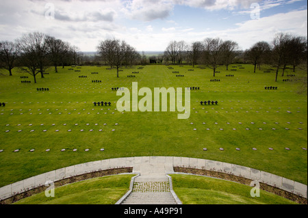 Vue depuis le tumulus central au cimetière militaire allemand à la Cambe Normandie France Banque D'Images