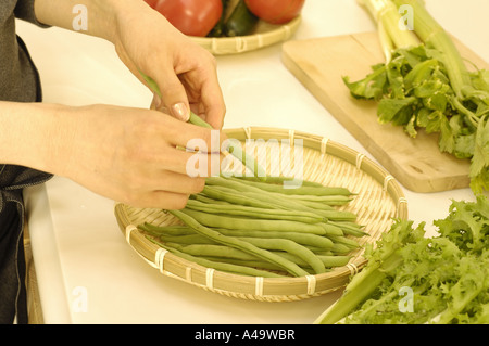 Close up of a woman s mains tenant les haricots Banque D'Images