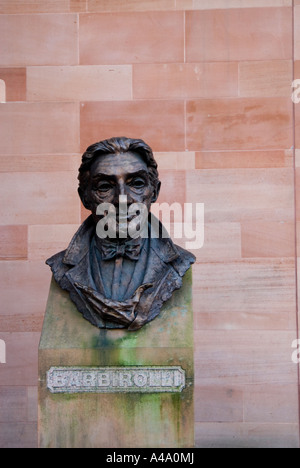 Statue de Sir John Barbirolli dans Giovanni Battista Barbirolli Square Manchester UK Banque D'Images