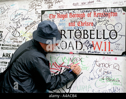 Artiste graffiti surréaliste sur Portobello Road Londres Bansky site désigné Banque D'Images