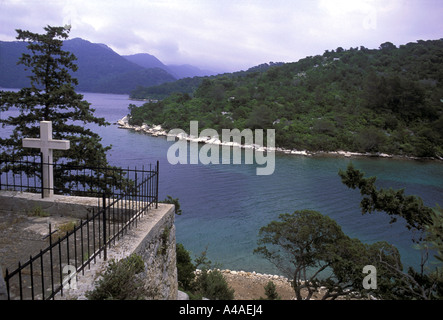 Croix de pierre sur l'île de St Mary . Dans le Parc National de Mljet, sur le Grand lac.près de Dubrovnik.La Croatie..Mer Adriatique. Banque D'Images