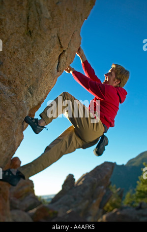 Attaquer l'homme en rouge rock bouldering Boulder Colorado veste Banque D'Images