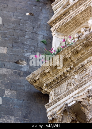 Détail de la sculpture décoration de l'Alfonso d'aragona arch dans le Castel Nuovo - Maschio Angioino, à Naples, Italie Banque D'Images