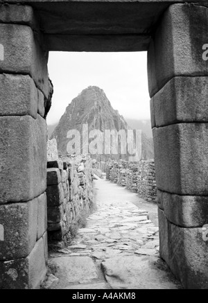 Les nuages entourent le petit pic du Huayna Picchu à la fin de la piste de l'Inca Banque D'Images