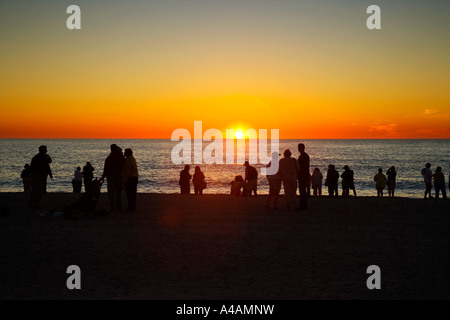 Les personnes bénéficiant d'un coucher de soleil sur la plage de Floride Sanibel Island Banque D'Images