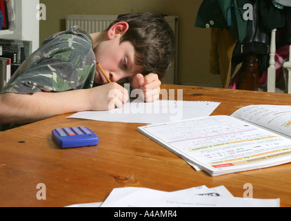 Un garçon de huit ans de faire faire ses devoirs de mathématiques à domicile, février 2006. Banque D'Images