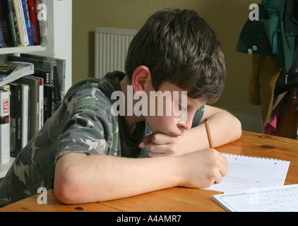 Un garçon de huit ans de faire faire ses devoirs de mathématiques à domicile, février 2006. Banque D'Images