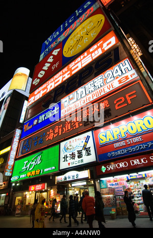 Lumières sur les bâtiments dans le quartier des divertissements de Susukino Sapporo au Japon 2006 Banque D'Images