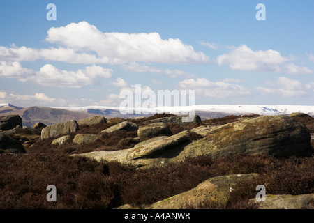 À l'égard Mam Tor dans la distance de Higger Tor près de Hathersage dans le Peak District Banque D'Images