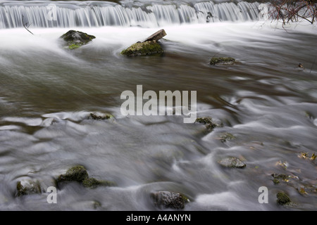 Une cascade sur la rivière Dove à Beresford Dale près de Hartington dans le Peak District, dans le Derbyshire Banque D'Images