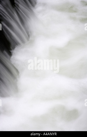 Close-up d'une chute sur la rivière Dove à Beresford Dale près de Hartington dans le Peak District, dans le Derbyshire Banque D'Images