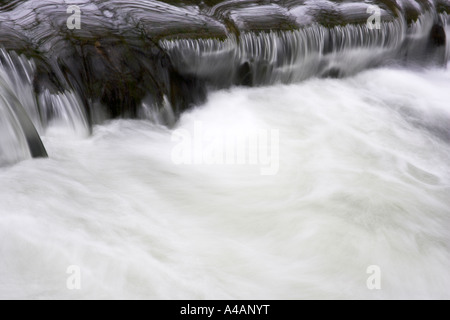 Close-up d'une chute sur la rivière Dove à Beresford Dale près de Hartington dans le Peak District, dans le Derbyshire Banque D'Images