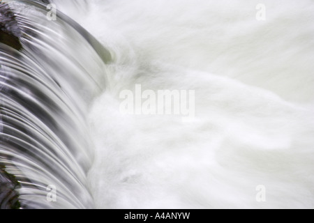 Close-up d'une chute sur la rivière Dove à Beresford Dale près de Hartington dans le Peak District, dans le Derbyshire Banque D'Images