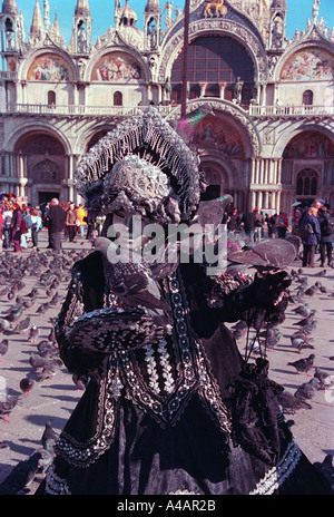 Carnaval de Venise Italie figure à la place Saint Marc avec les pigeons Banque D'Images