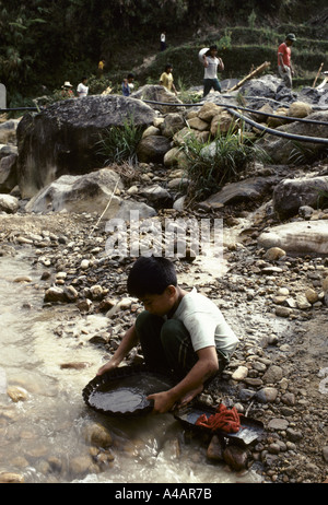 Les montagnes de la Cordillère, Philippines 12 Février 1991 : un jeune garçon passe à l'école de l'or, Mar1991 Banque D'Images