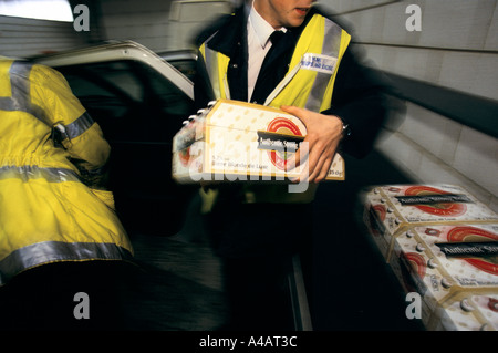 Un AGENT DES DOUANES ET ACCISE, port de Douvres SUR LA CÔTE SUD DE L'ANGLETERRE on confisque les biens des catalogues d'un passeur. Banque D'Images