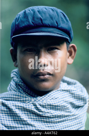 Portrait d'une guérilla Khmer Rouge en uniforme dans un camp des Khmers rouges au Cambodge près de la frontière avec le Cambodge. Banque D'Images