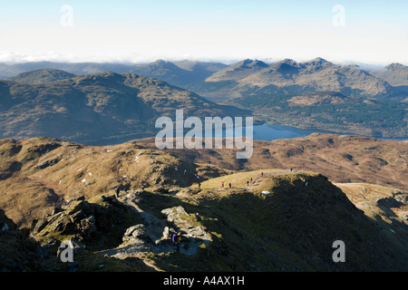 Vue de Ben Lomond à l'ouest à travers le village de Loch Lomond et Loch Tarbert de long dans la distance Banque D'Images