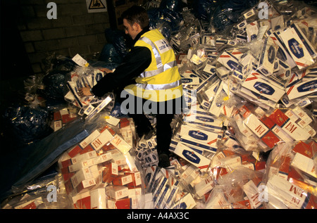 Quantités de bière en canettes confisqués par les agents des douanes et accises du Royaume-Uni port Dover de personnes essayant de faire passer dans le Royaume-Uni. Banque D'Images