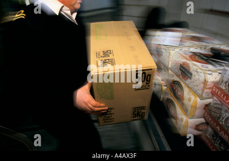 Un AGENT DES DOUANES ET ACCISE, port de Douvres SUR LA CÔTE SUD DE L'ANGLETERRE on confisque les biens des catalogues d'un passeur . Banque D'Images