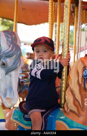 Petit garçon équitation le carrousel au carnaval Hillsborough County Fair New Boston New Hampshire Banque D'Images