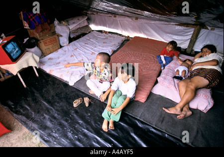 Tremblement de terre en Colombie 1999 : les enfants de regarder la télévision dans un camp pour personnes déplacées dans Tabaida petite ville gravement endommagé par le tremblement de terre Banque D'Images