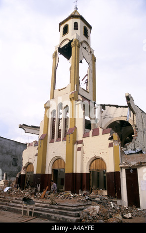 Tremblement de terre en Colombie 1999 - petite ville de Barcelone où l'église très endommagée devra être démoli. Banque D'Images