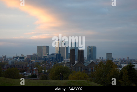 Vue depuis une colline dans le parc de Greenwich vers l'Isle of Dogs (Docklands) Banque D'Images