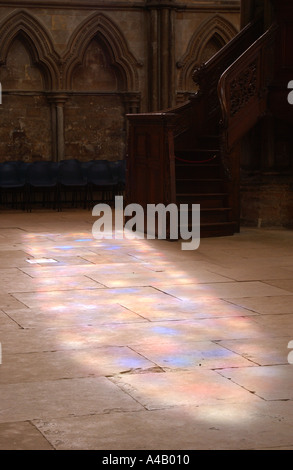 Motif vitrail sur le plancher de la cathédrale de Lincoln Banque D'Images