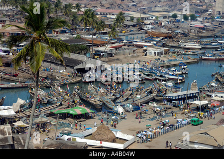 Vue sur le port d'Elmina et marché aux poissons provenant de l'ex-forteresse du gouverneur à Elmina, Ghana, Afrique Banque D'Images