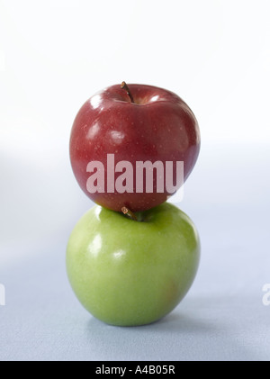 Des pommes rouges et vertes empilés Banque D'Images
