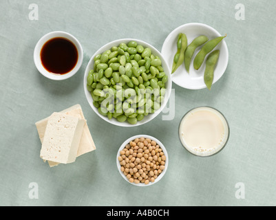 Gamme de produits à base de soja : Edamame, lait de soja, la sauce de soja, graines de soja séchées, tofu et soja frais Banque D'Images