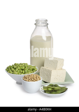 Les produits à base de soja : Edamame, graines de soja séchées, des graines de soja, le tofu et le lait de soja Banque D'Images