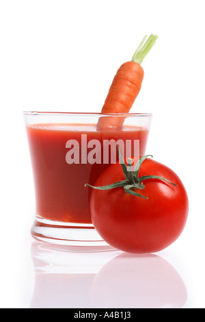 Jus de légumes avec des tomates et carottes Banque D'Images