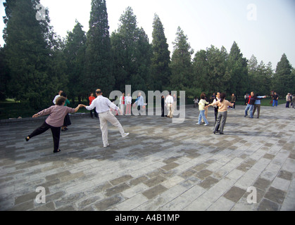 Les couples danser chinois dans le parc Banque D'Images