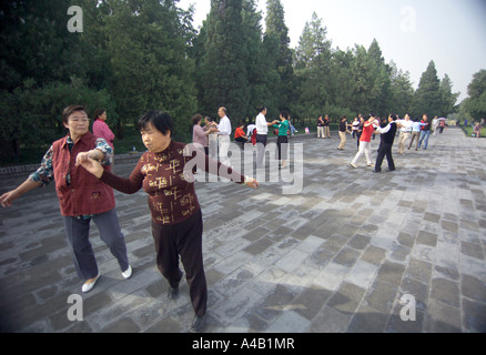 Les couples danser chinois dans le parc Banque D'Images