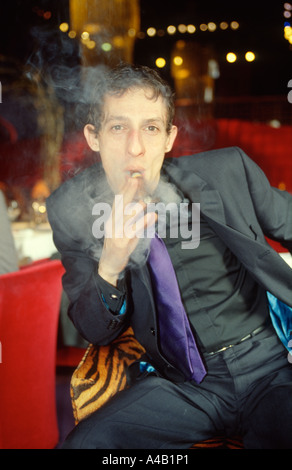 Acteur Martin Hancock fumer un gros cigare dans la réforme restaurant à Manchester Banque D'Images